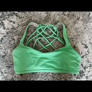 Lululemon size 6 free to be bra with cups